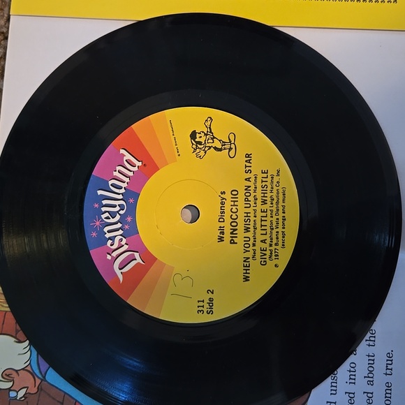 Walt Disneys Story of Pinocchio Read-Along Book & 7 Inch 33 1/3 RPM Record - Picture 4 of 5